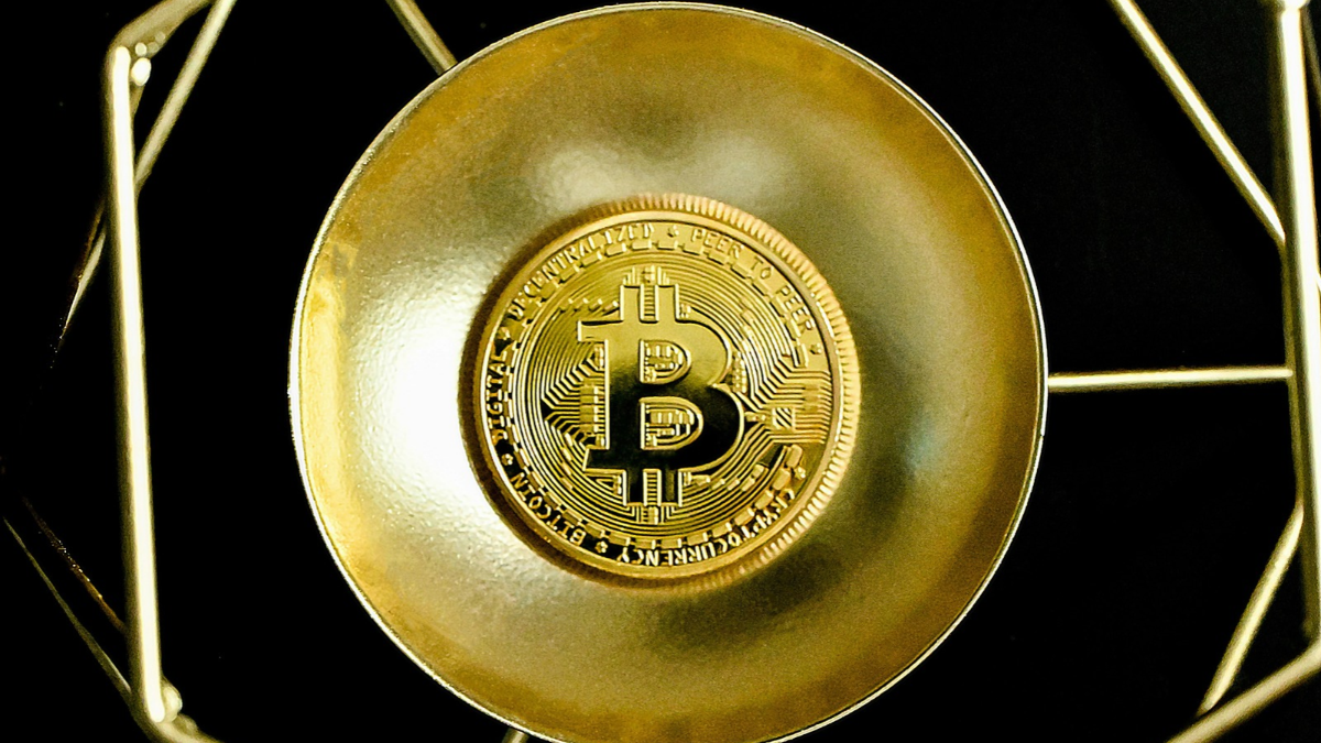 Bitcoin Climbs Above $80,500 as Fed Rate Hike Bets Ease