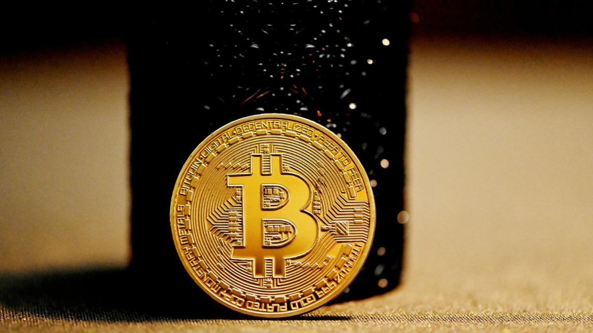 Bitcoin Holds Above $83,000 as ETF Outflows and Rising Yields Weigh on Market