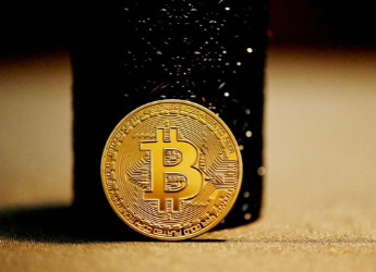 Bitcoin Holds Above $83,000 as ETF Outflows and Rising Yields Weigh on Market