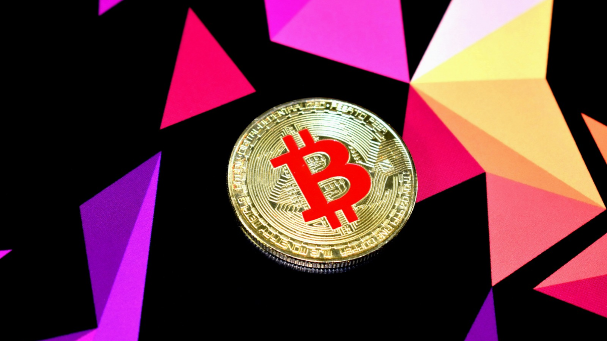 Bitcoin Holds Near $77,500 as Institutional Support Weakens at Higher Prices