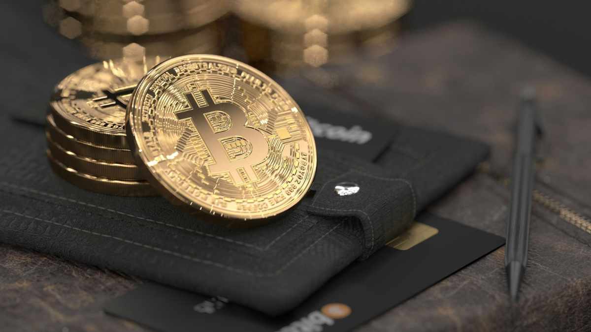 Bitcoin Holds Above $83,000 as ETF Outflows and Global Market Caution Weigh on Sentiment