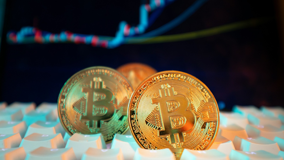 Bitcoin Whales Add 86,000 BTC as Institutional Demand Weakens