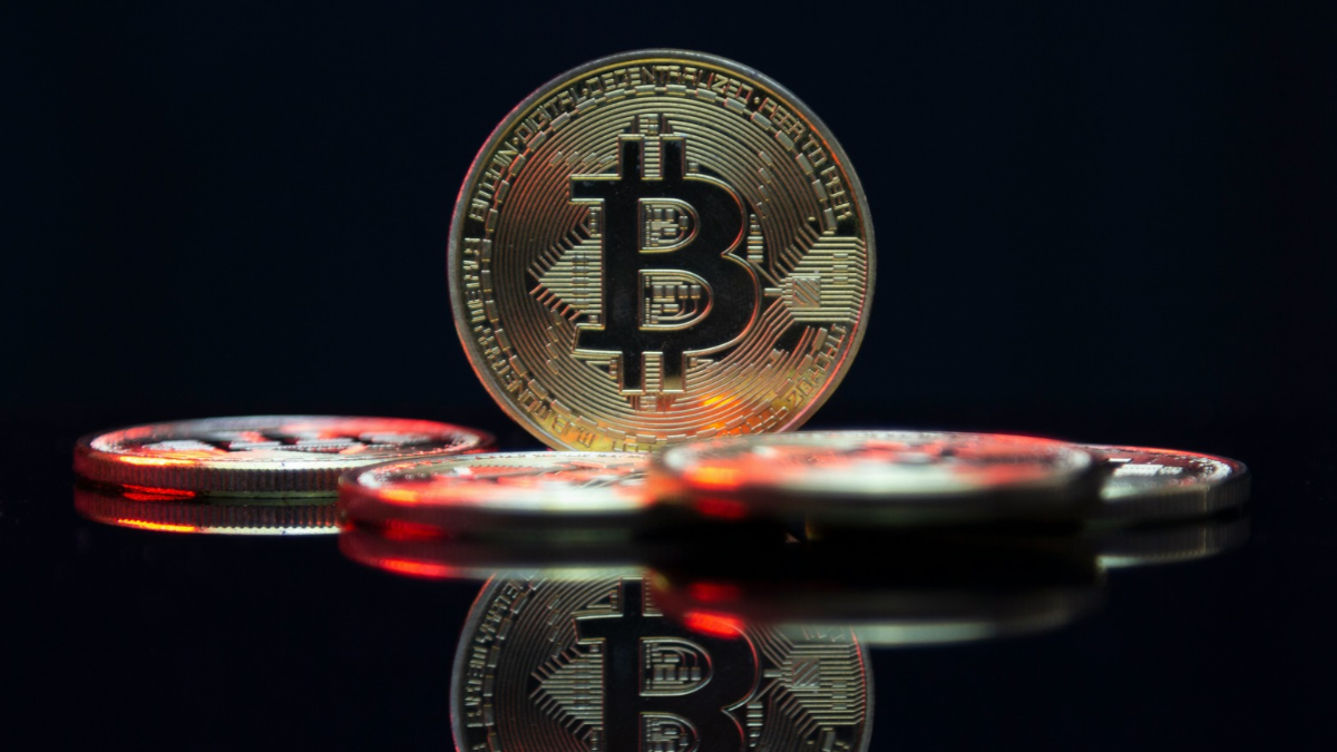 Bitcoin Climbs Above $85,000 as ETF Inflows and Short Covering Lift Market