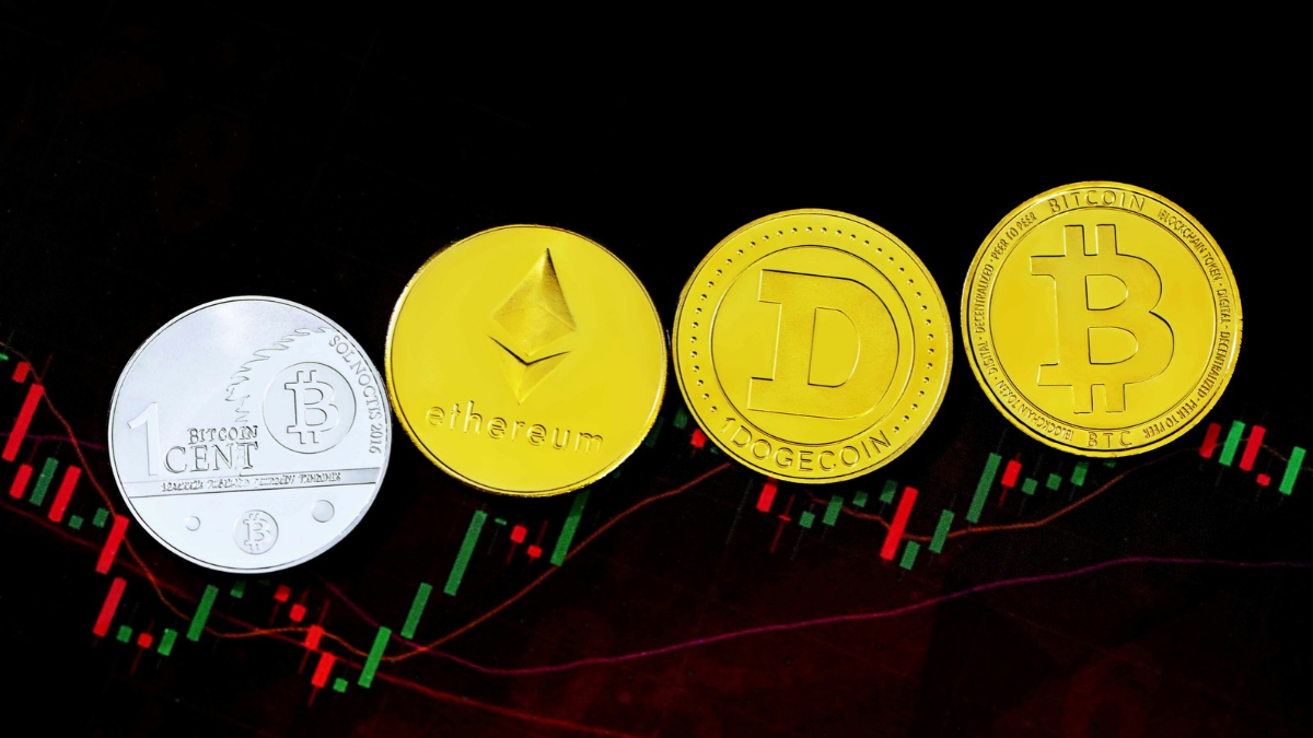 Bitcoin Falls Below $82,000 as Tech Sell-Off Triggers $455 Million in Liquidations