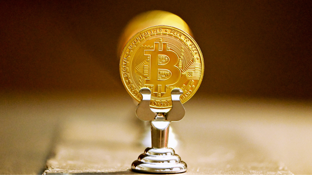 Bitcoin Slips Toward $62,000 Mark as US Tech Stock Selloff Dampens Risk Appetite