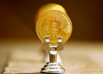 Bitcoin Slips Toward $62,000 Mark as US Tech Stock Selloff Dampens Risk Appetite