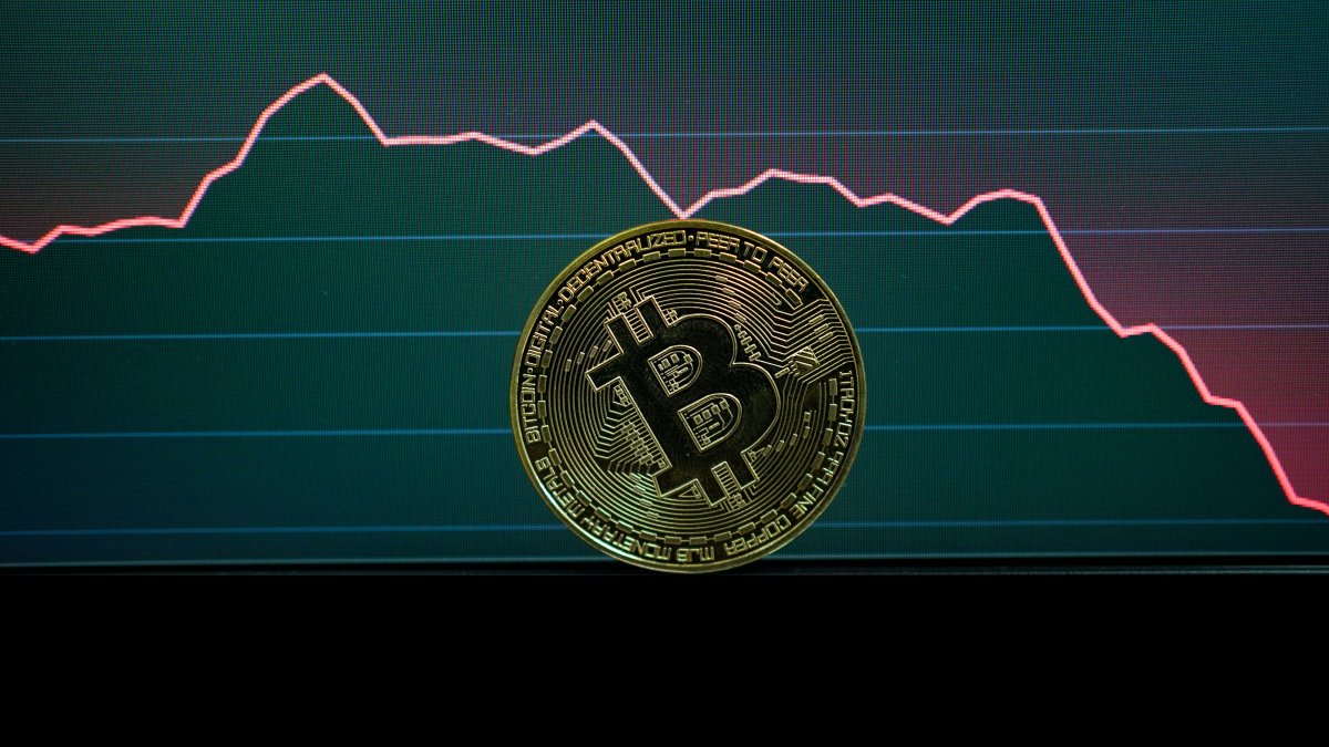 Bitcoin Holds Near $60,000 as Geopolitical Tensions Keep Crypto Investors on Edge