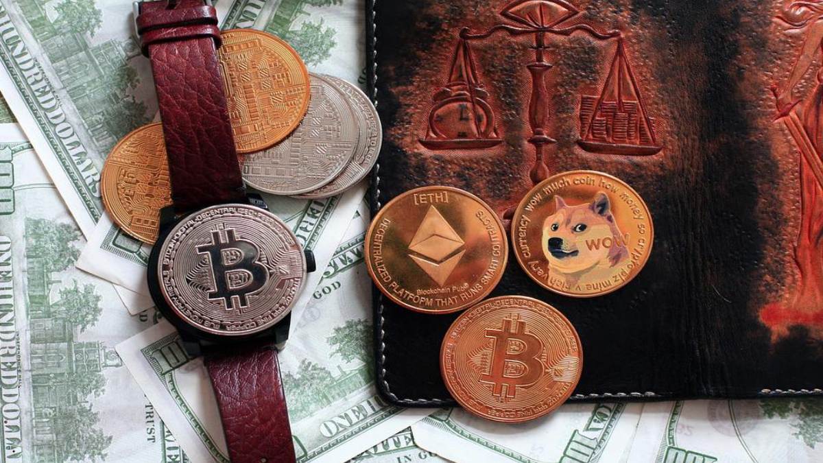 Bitcoin Continues to Trade in Small Losses, Stablecoins Record Dips
