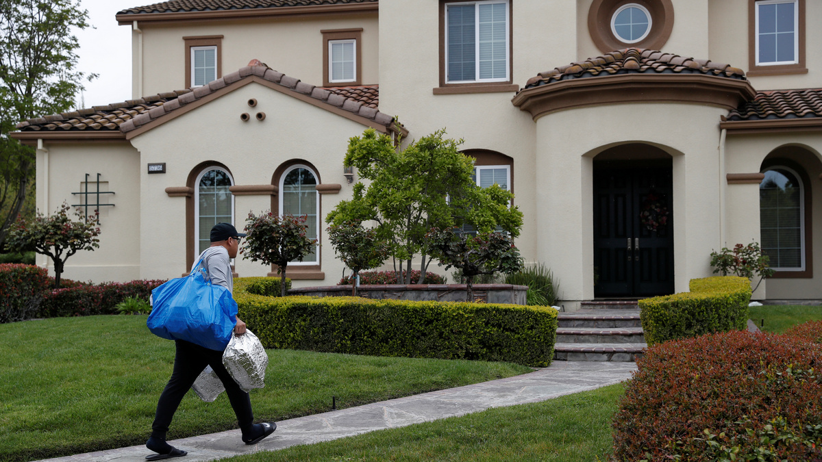 Amazon Workers Group Calls for Strike Over Virus and Environmental Concerns