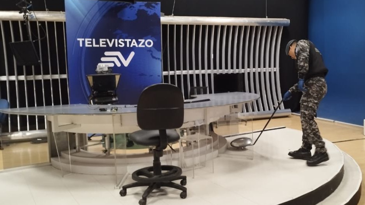 Exploding Pen Drives Mailed to Five Ecuador TV Stations, One Explodes in Journalist's Face