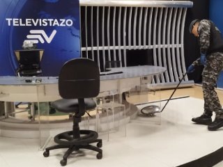 Exploding Pen Drives Mailed to Five Ecuador TV Stations, One Explodes in Journalist&#039;s Face