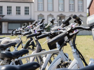 Delhi Government May Roll Out EMI Facility on Electric Two-Wheelers for Employees