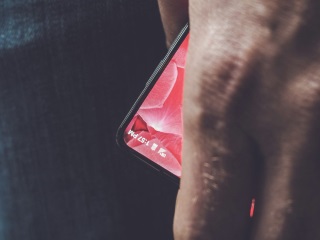 Android Co-Founder Andy Rubin Gives the First Glimpse of Bezel-Less Display Essential Phone