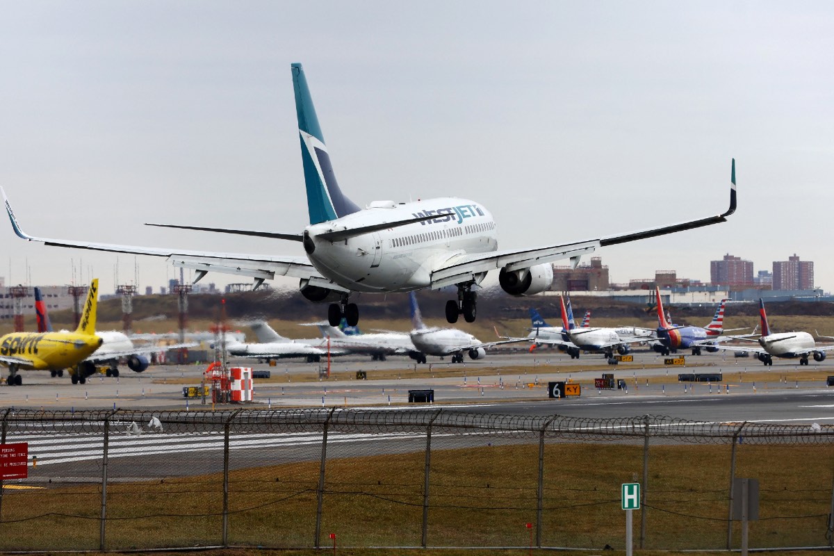 US Air Travel Services Restore Gradually to Life After FAA Computer Outage
