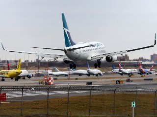 US Air Travel Services Restore Gradually to Life After FAA Computer Outage