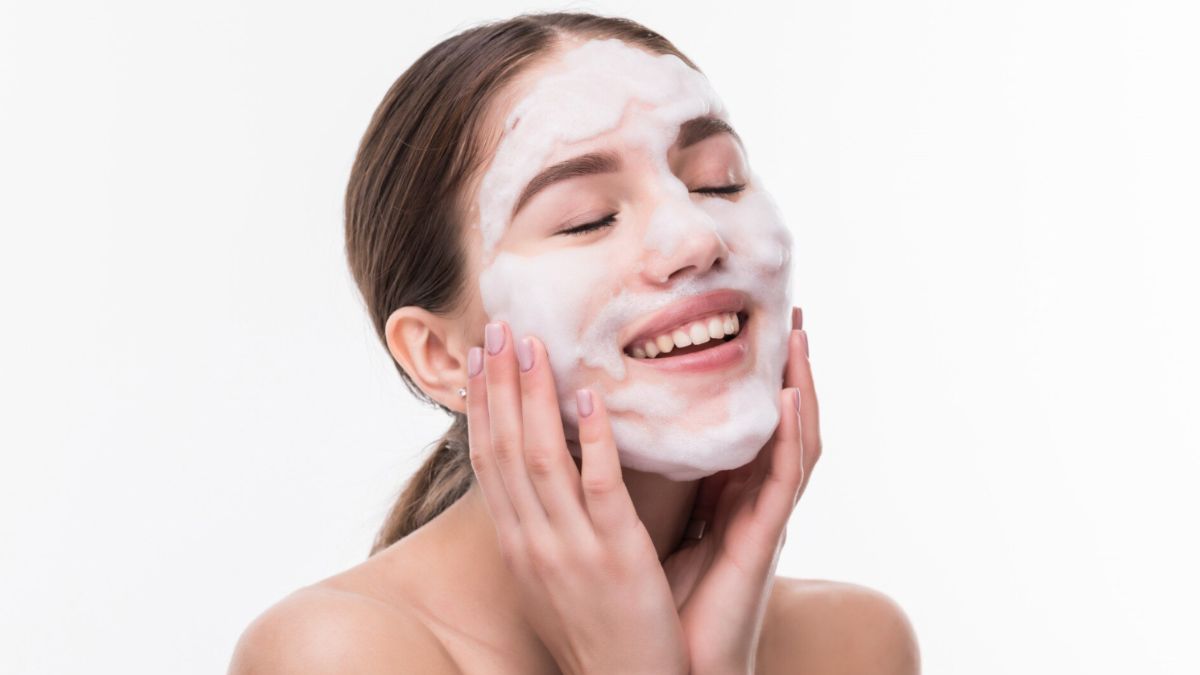 Refresh Your Skin: The Definitive List of Best Face Washes For Summers 2026