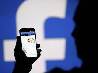 Facebook Testing the Ability to Add GIFs to Comments