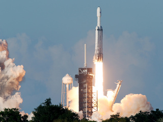 SpaceX Falcon Heavy Rocket Launched in Company&#039;s First Commercial Mission