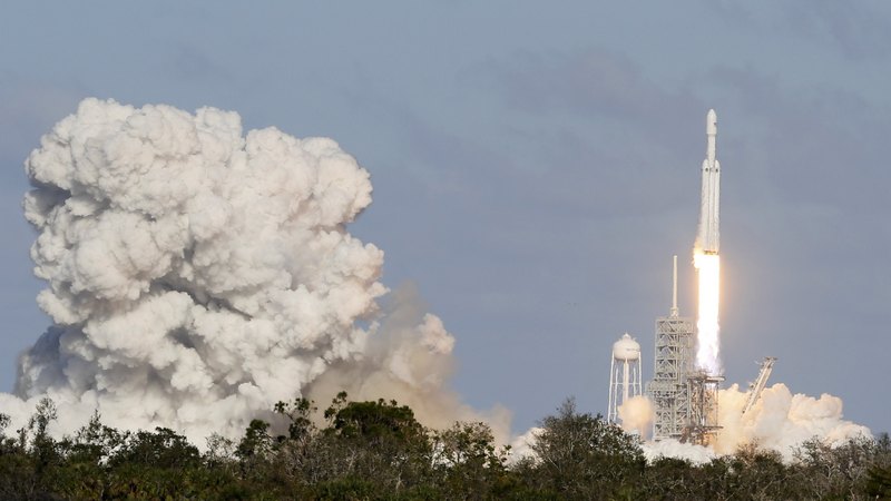 SpaceX's Falcon Heavy, the World's Biggest Rocket, Soars in Maiden Test Flight