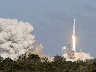 SpaceX&#039;s Falcon Heavy, the World&#039;s Biggest Rocket, Soars in Maiden Test Flight