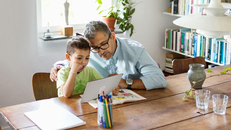 How to Help Your Kids Strike a Balance Between Screen Time and the Real World