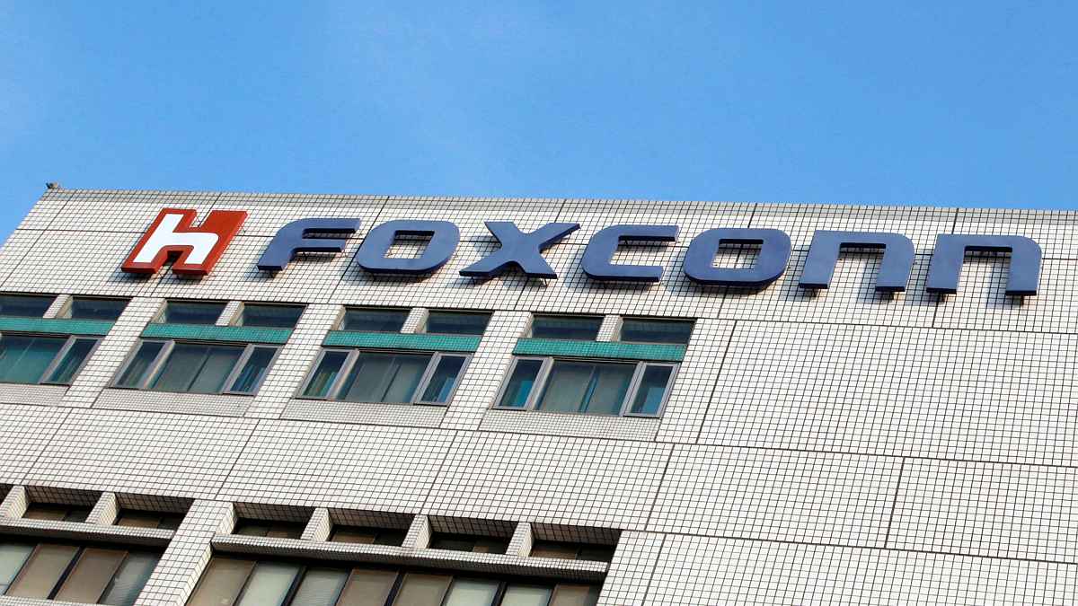 iPhone Supplier Foxconn Told to Hire Retired Government Workers in China: Report