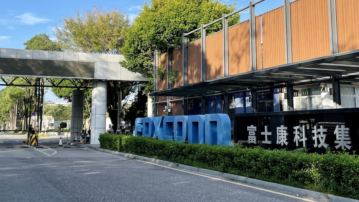 Apple Partner Foxconn Seeking India&rsquo;s Cooperation to Make EVs, Chips