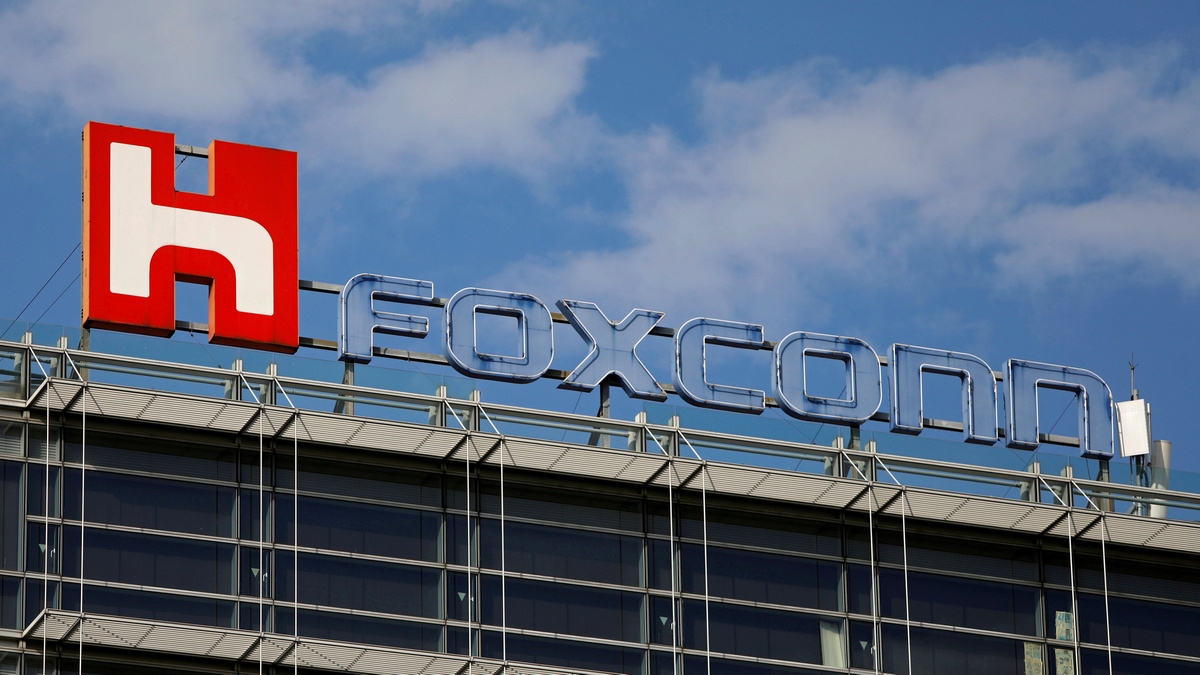 Apple Supplier Foxconn Discussing Electric Vehicle Plant in Wisconsin