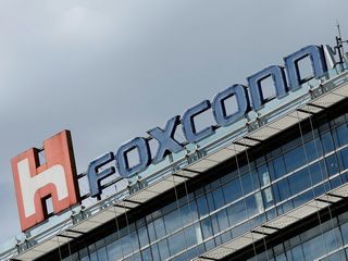 Apple Supplier Foxconn, Others Hit as India Said to Hold Back Imports From China