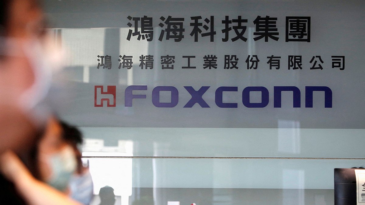 iPhone Maker Foxconn Said to Extend Closure, Workers&rsquo; Hostels Inspected