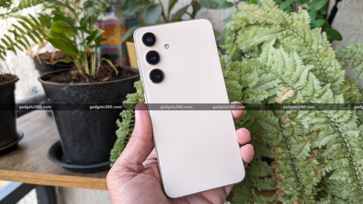 Flipkart Black Friday Sale Live: Big Discounts on iPhone 16, Galaxy S24, Pixel 10 and More