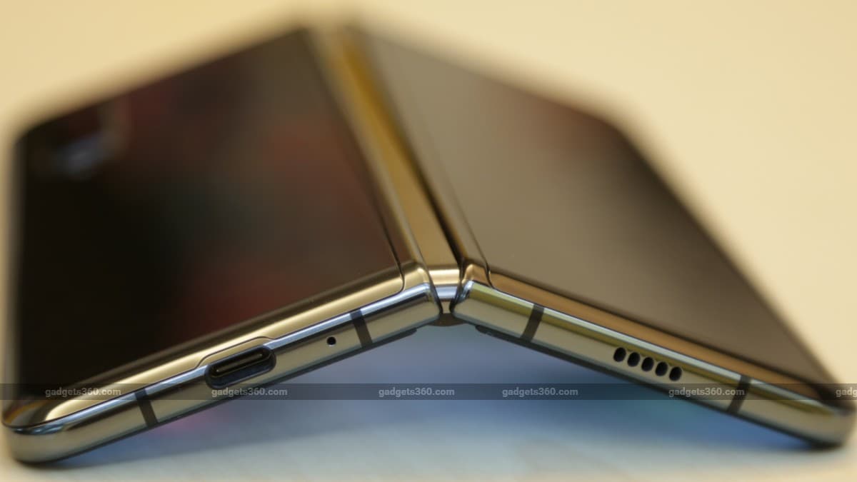 Samsung to Launch ClamshellStyle Foldable Phone Priced