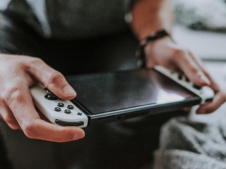 OnePlus Could Be Working on Android Handheld Console With Focus on FPS Touch Controls