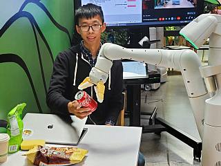 Google Demonstrates AI Robots Fetching Soda, Snacks Using Voice Commands