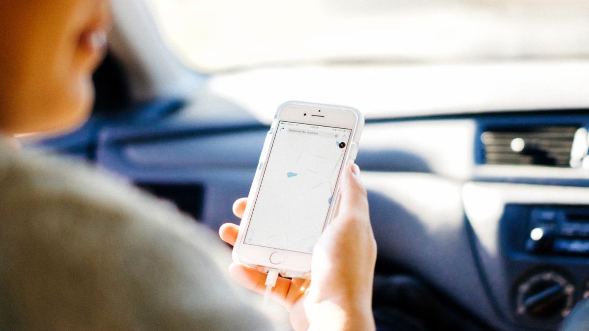 Google Reportedly Developing Motion Cues Feature to Tackle Vehicle Motion Sickness