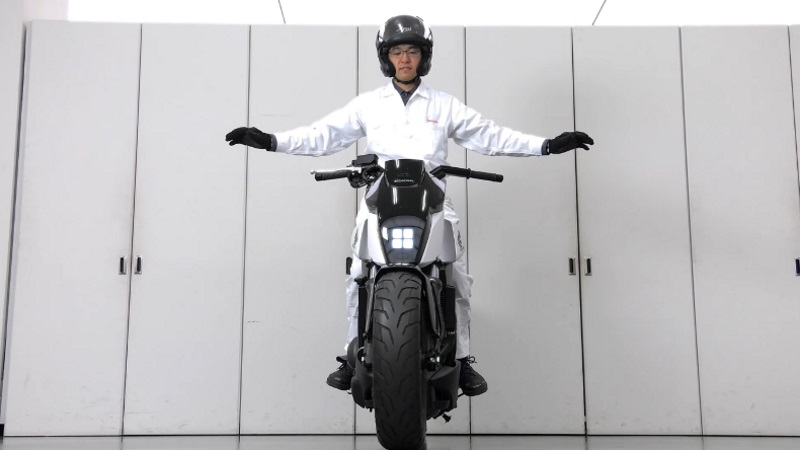 Honda Ride Assist Is a Self-Balancing Concept Motorcycle Showcased at CES 2017