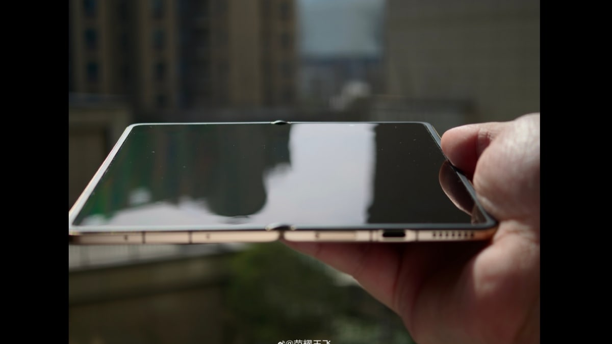 Honor Magic V6 With Nearly Creaseless Inner Display Teased By Product Manager Ahead of MWC