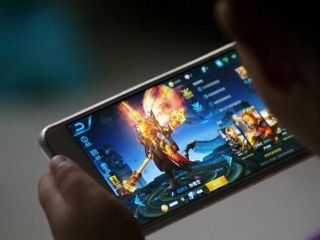 Chinese Smartphone Gaming Addict Suffers Loss of Vision in One Eye After 24-Hour Binge: Report