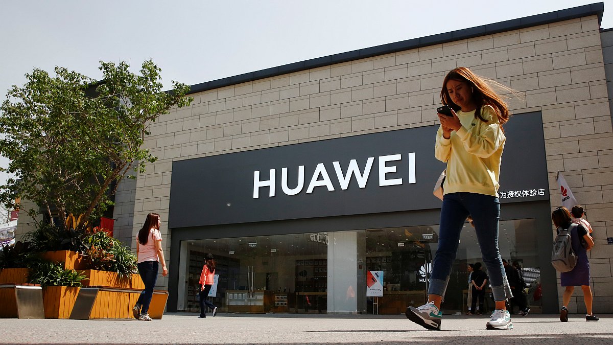 Huawei Says It Will Not Bow to US Pressure, Claims Growth 'May Slow, but Only Slightly'