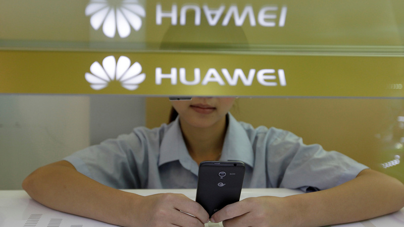 Huawei Said to Punish Employees for iPhone Tweet Blunder on New Year's Day