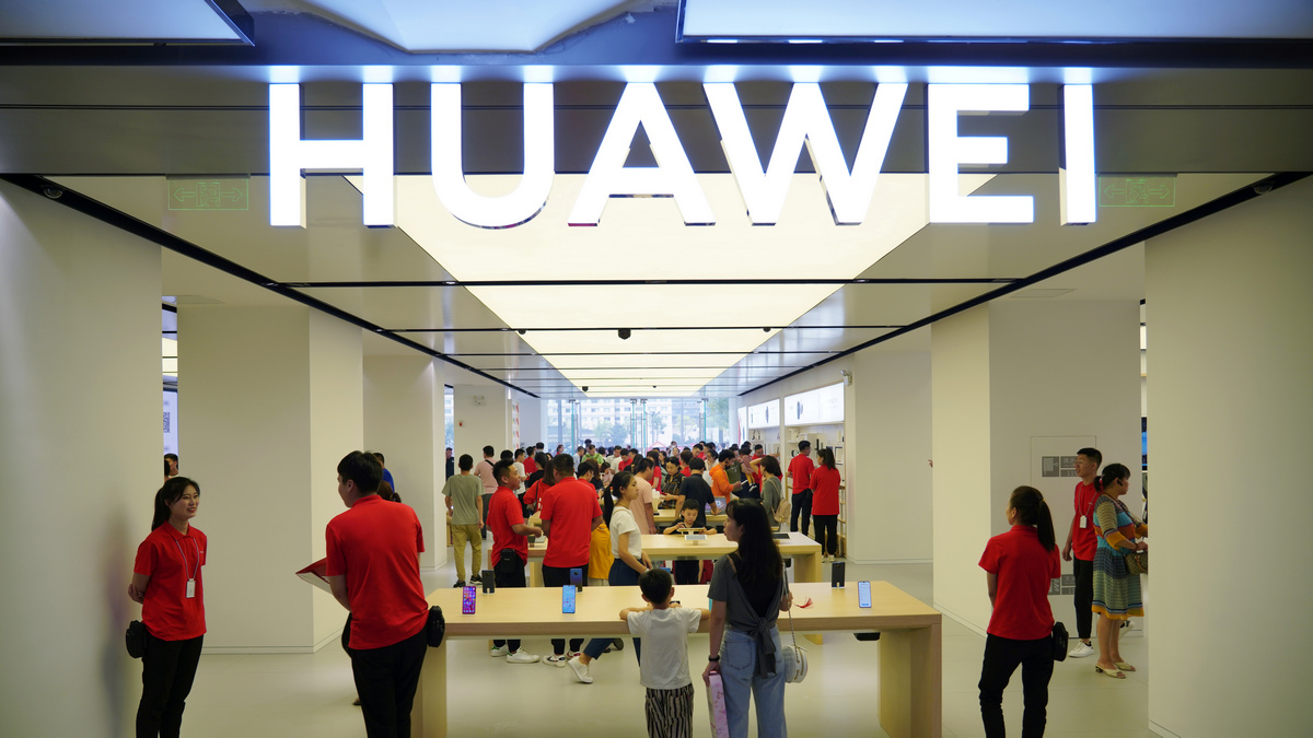 Huawei Boosts China Smartphone Market Share to 42 Percent in Q3: Canalys