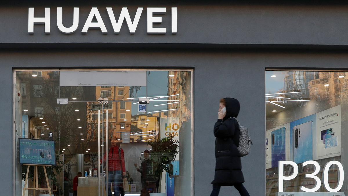 Huawei to Give Staff $286 Million Bonus for Helping It Ride Out US Curbs