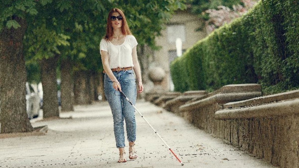 Human Echolocators Can Identify Targets Better From Off-Axis Than From Straight Ahead