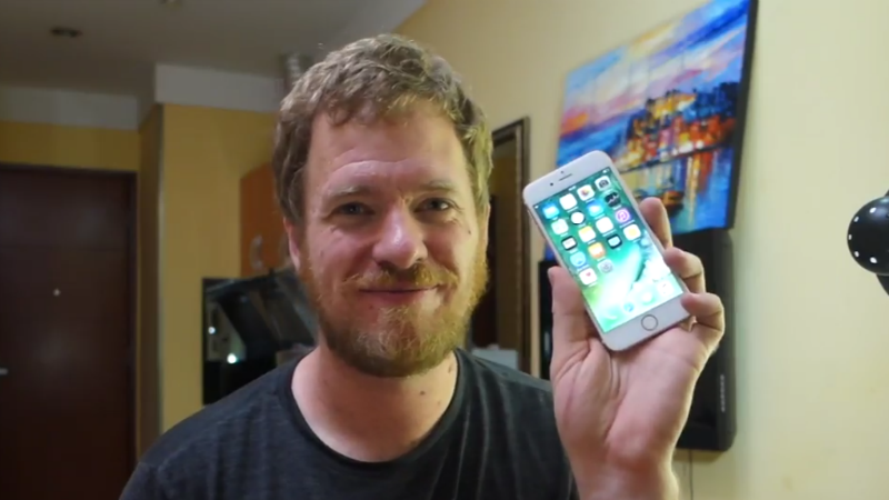 Watch How This Man Built an iPhone 6s From Spare Parts