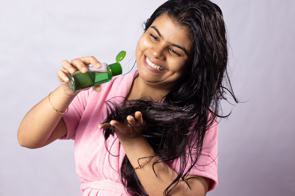 6 Best Hair Oils For Frizzy Hair During Monsoon That Actually Work