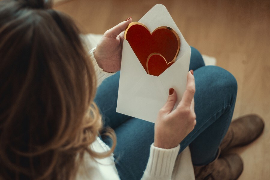 10 Best Valentine's Day Gifts for Her in India, Unique Valentines Day