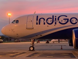 IndiGo फ्लाइट में पावर बैंक में लगी आग, 6 लोग घायल! फिर चर्चा में आई DGCA की गाइडलाइंस