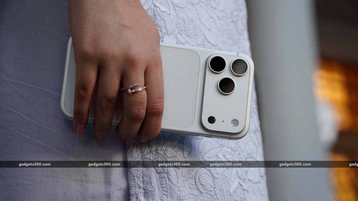 iphone 17 pro max review camera hands iPhone-17-pro-max