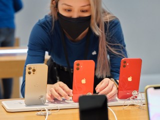 iPhone 12 or Samsung Galaxy S21 Ultra: What Is the Best Premium Flagship Phone to Buy in India?