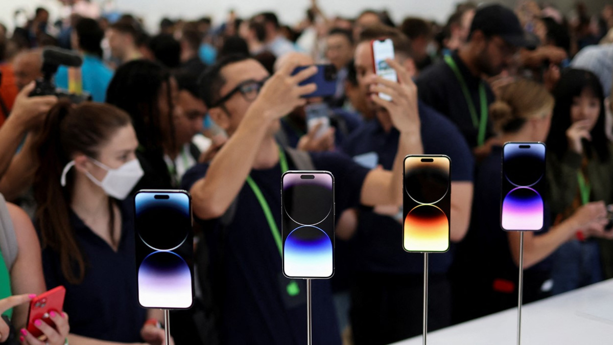 "Premium Tears": Internet Erupts Into Memes As iPhone 14 Ditches Physical SIM Slot in US